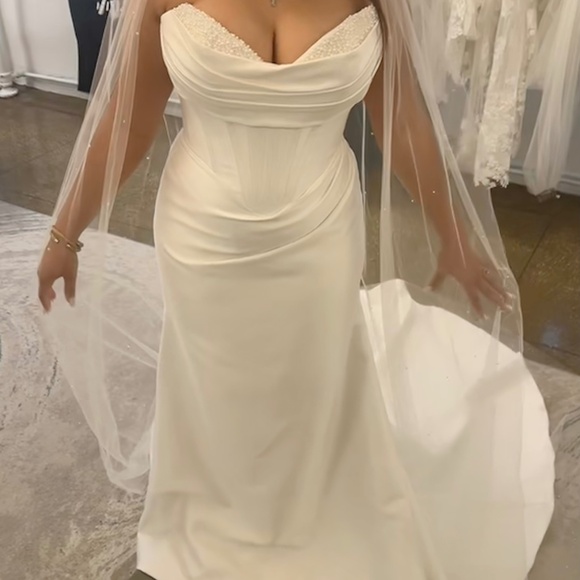 Wedding Dress - Picture 1 of 2